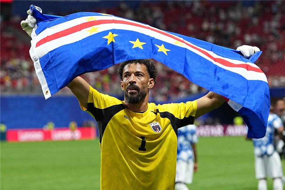 Bewegt die Fußballwelt: Kap Verdes Torhüter Vozinha. (Archivbild)Ju Huanzong/XinHua/dpa