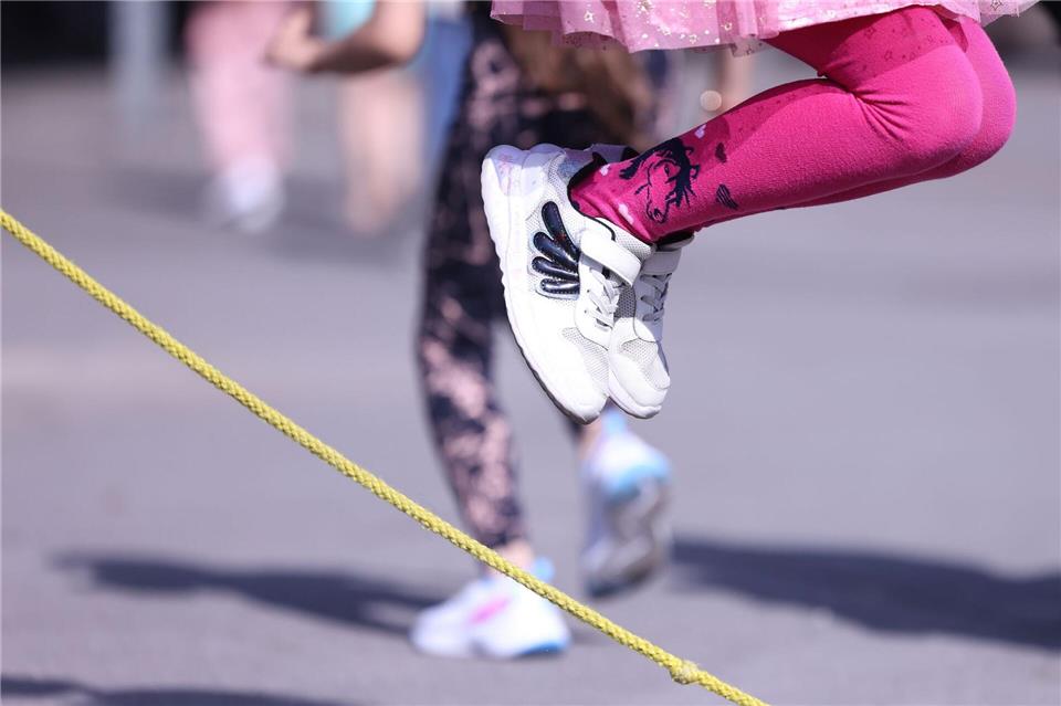Bewegung auf dem Pausenhof: Um das Recht auf einen Platz in der Ganztagsbetreuung (OGS) gibt es in Nordrhein-Westfalen weiter Streit - und derzeit kaum Fortschritte. (Archivbild)David Young/dpa