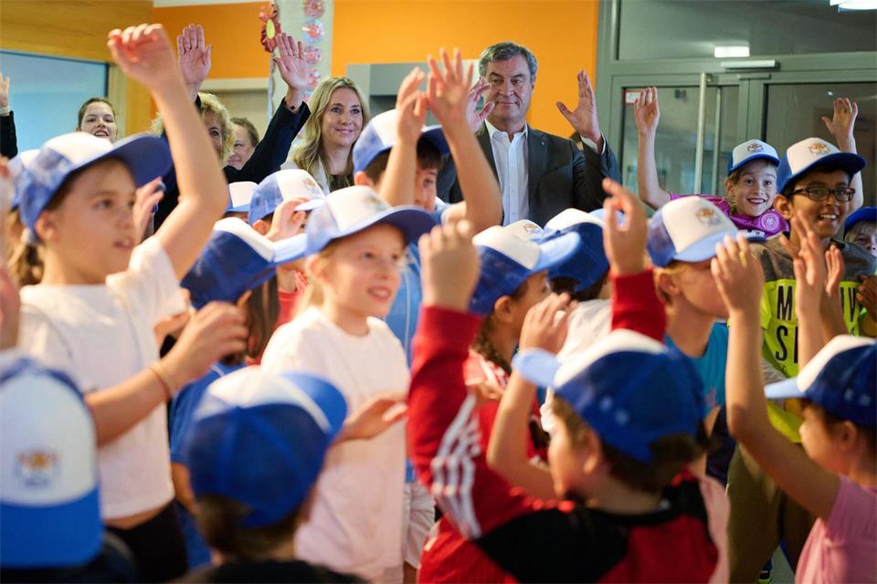 Bewegung hält fit: Grundschulkinder geben unter anderem Ministerpräsident Söder (CSU) Einblicke in ihren Schulalltag.Peter Kneffel/dpa