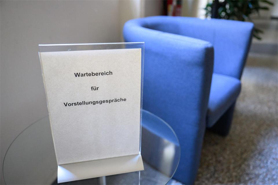 Bewerbungen werden inzwischen oft mit Hilfe von Künstlicher Intelligenz geschrieben - und teilweise sogar entschieden (Symbolbild). Julian Stratenschulte/dpa