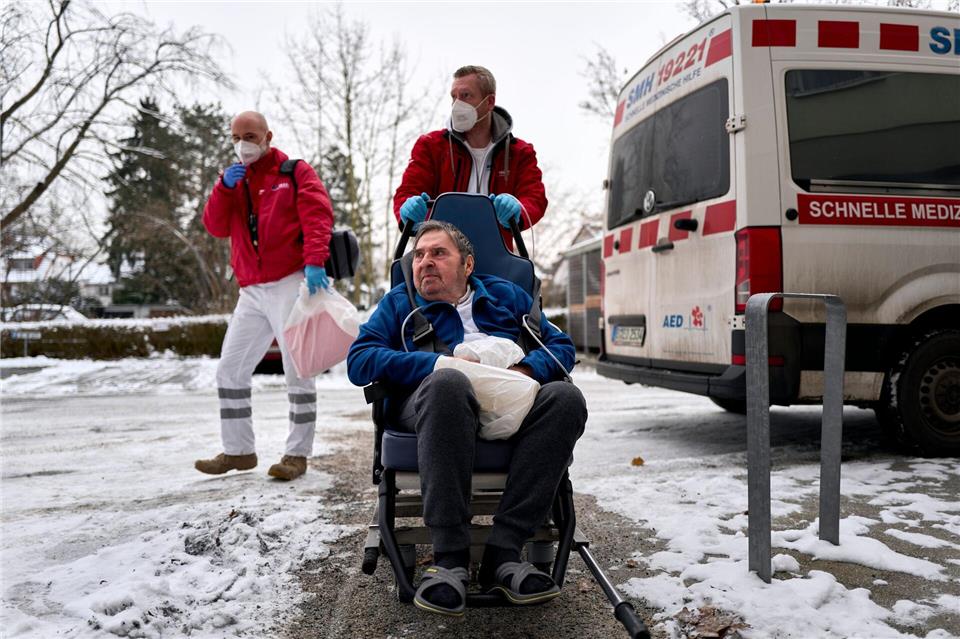 Bewohner Branislav Bokorov wird vom Sanitätsdienst zurück in die Pflegeeinrichtung gebracht.Michael Ukas/dpa