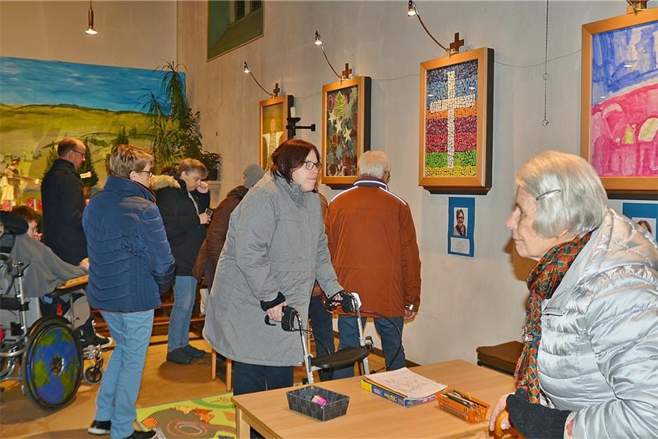 Bewohner der Lebenshilfe-Einrichtungen haben ihre Ausstellung mit Weihnachtsbildern eröffnet.Bosse