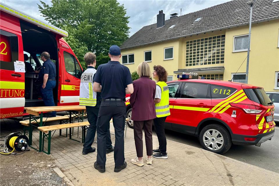 Bewohner dürfen vorerst nicht in ihre Wohnungen in Heiligenhaus zurück.-/Feuerwehr Heiligenhaus/dpa