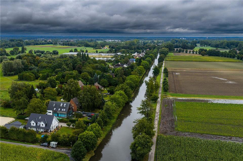 Bewohner von Häusern direkt am Fluss Niers werden in Sicherheit gebracht.Christoph Reichwein/dpa