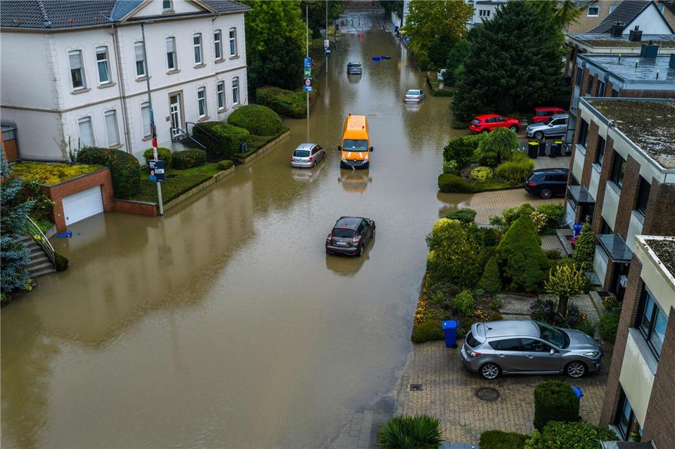 Bewohner von Häusern direkt am Fluss werden in Sicherheit gebracht.Christoph Reichwein/dpa