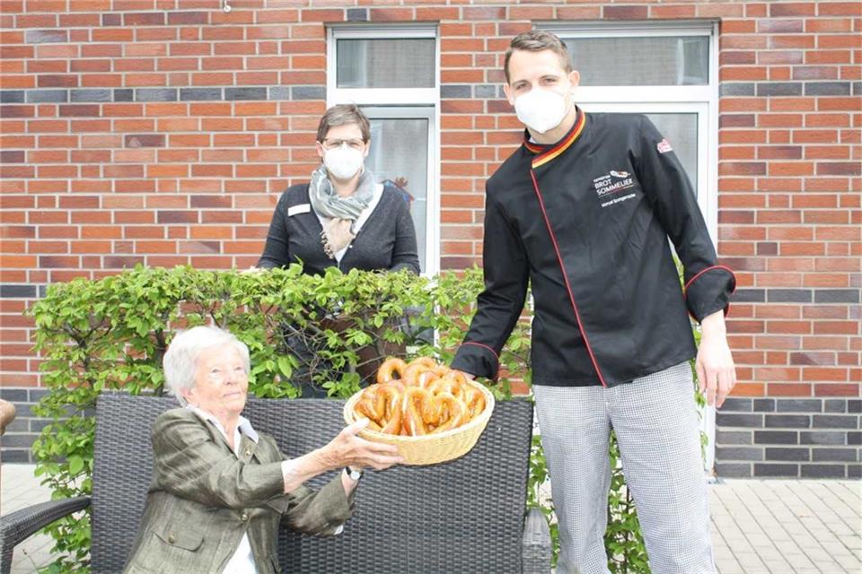 Bewohnerbeirätin Irmgard Stegger, Einrichtungsleitung Anke Kernebeck vom Marien-Seniorenzentrum in Borken und Bäckermeister Manuel Spangemacher bei der Übergabe der Laugenherzen.