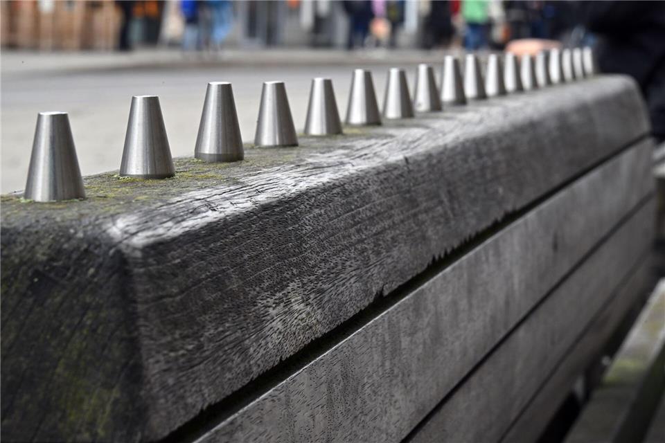 Unbequeme Bänke: Wie Städte öffentlichen Raum verändern Bewusst unbequem oder abweisend gestaltetes Stadtmobiliar, sogenannte defensive Architektur, hat sich in mehreren Thüringer Städten etabliert.Martin Schutt/dpa