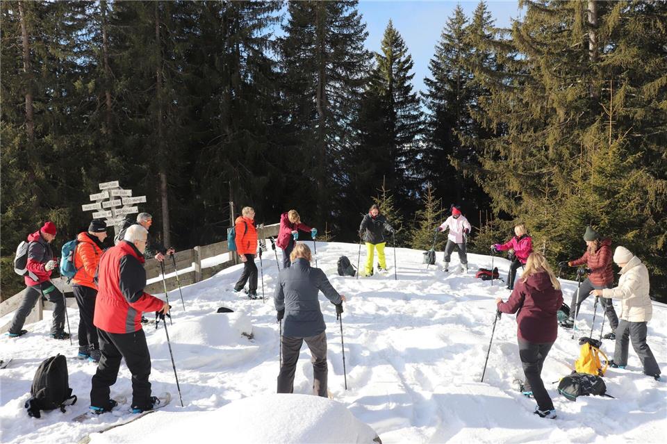 „Bewusstes Sein“ in der Bergluft Tirols: Gruppe beim Schneeschuh-Yoga im Karwendel.Deike Uhtenwoldt/dpa-tmn