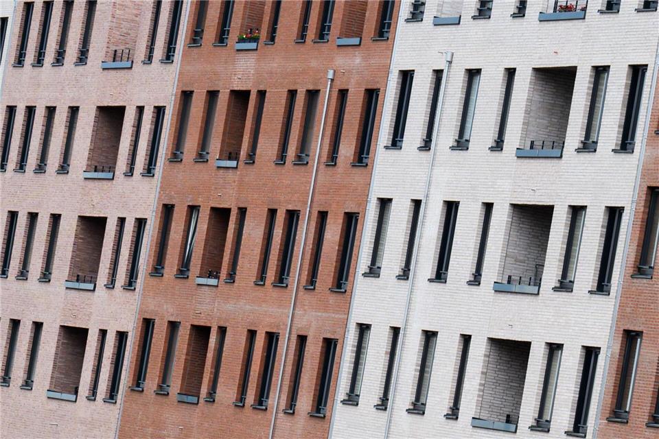 Bezahlbarer Wohnraum ist in vielen Städten knapp. (Symbolbild)Julian Stratenschulte/dpa