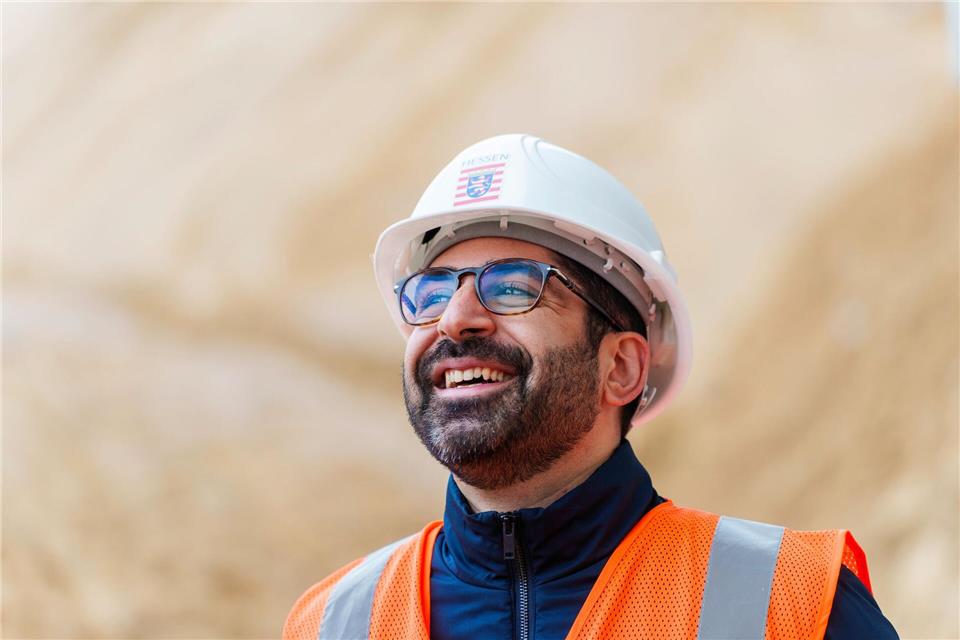 Bezeichnet sich selbst als „Radikal-Pragmatiker“: Wirtschaftsminister Mansoori. (Archivbild)Andreas Arnold/dpa