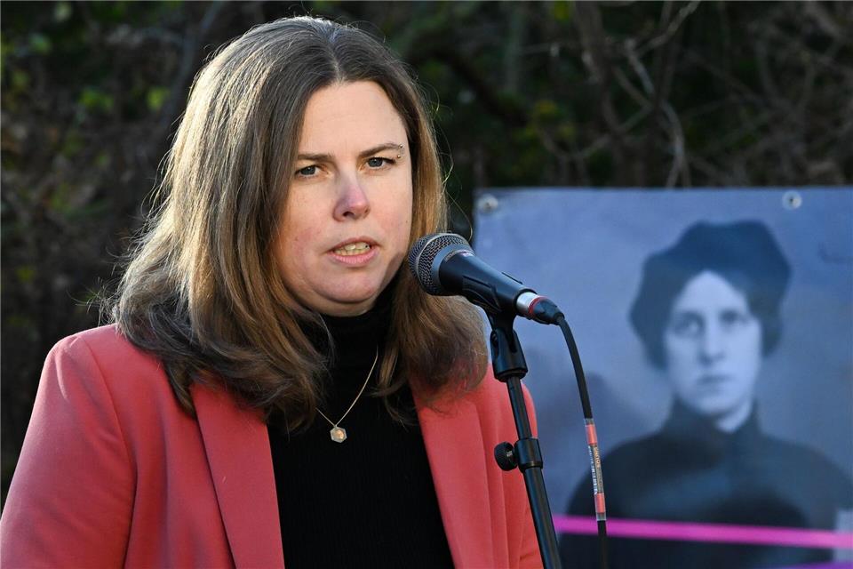 Bezirksbürgermeisterin Clara Herrmann hob Jonas‘ Einsatz für Gleichberechtigung, Bildung und Menschlichkeit hervor.Soeren Stache/dpa