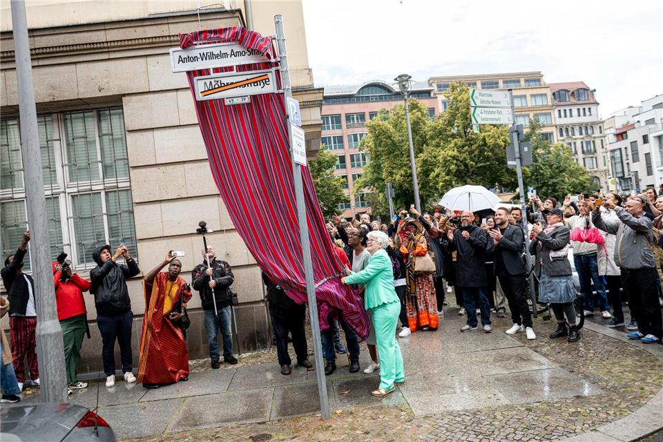 Bezirksbürgermesiterin Stefanie Remlinger (M, Bündnis 90/Die Grünen) bei der Feier zur Umbenennung der Berliner Mohrenstraße in Anton-Wilhelm-Amo-Straße Fabian Sommer/dpa