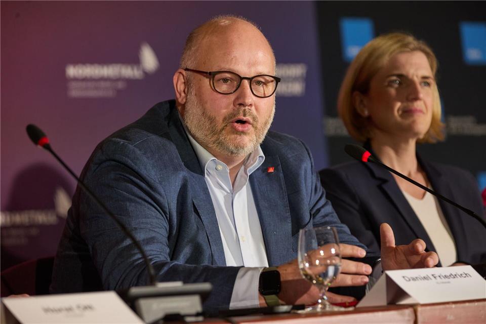 Bezirksleiter Friedrich, hier neben Lürssen-Managerin Lena Ströbele, will Sicherheit für die Beschäftigten der NVL-Werften. (Archivbild) Georg Wendt/dpa