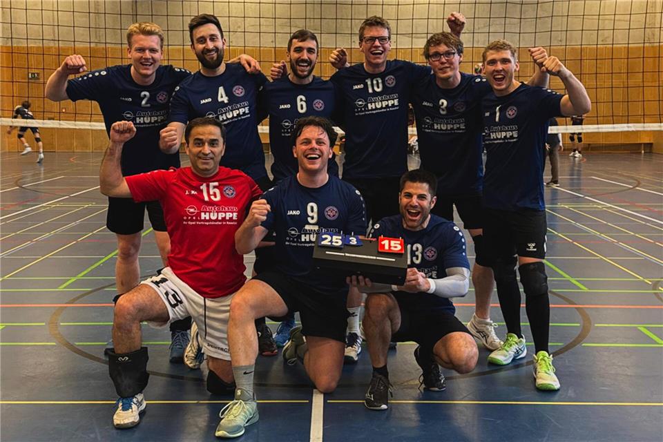 Bezirksliga-Meister und Landesliga-Aufsteiger: Die Raesfelder VG mit Thomas Höing, Nils Korte, Nils Kemper, Florian Dieckmann, Ole Hoffboll, Tristan Niermann (hinten von links), Tekin Erginbas, Kapitän Till Schlettert und Coach Mario Grigat. Es fehlen: Filip Zawadzki und Slava Bodaschko.