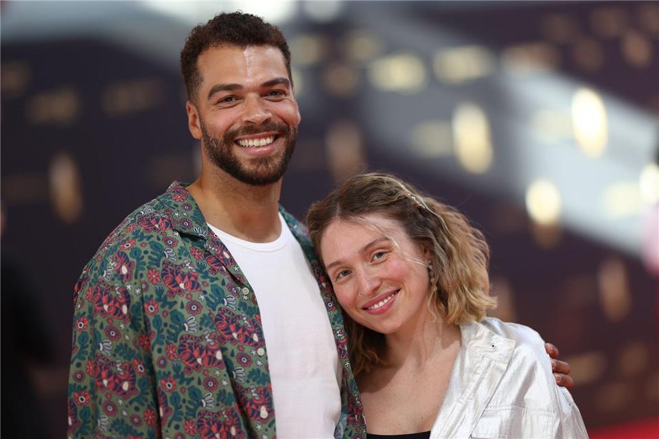 Bibi Heinicke spürt heute „ein bisschen mehr Nervosität“ Bianca Heinicke und Freund Timothy Hill besuchten zusammen die TV-Gala zum Deutschen Fernsehpreis.Rolf Vennenbernd/dpa