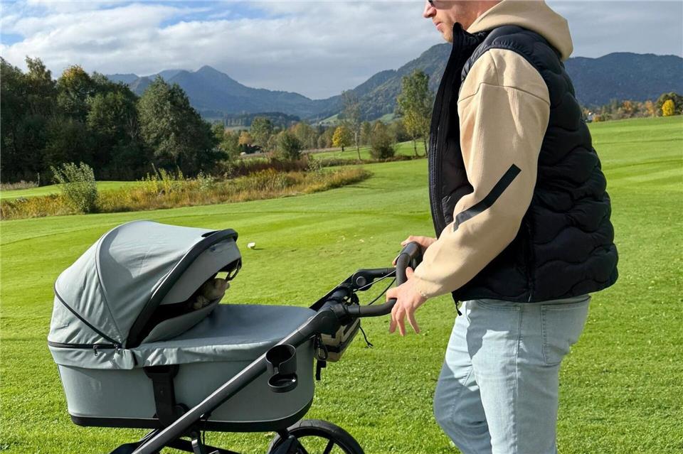 Biathlet Johannes Kühn schiebt seine Tochter im Kinderwagen. -/Johannes Kühn/dpa