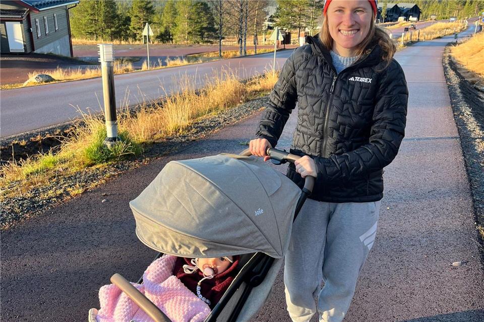 Biathletin Janina Hettich-Walz mit ihrer Tochter Karlotta.-/Janina Hettich-Walz/dpa