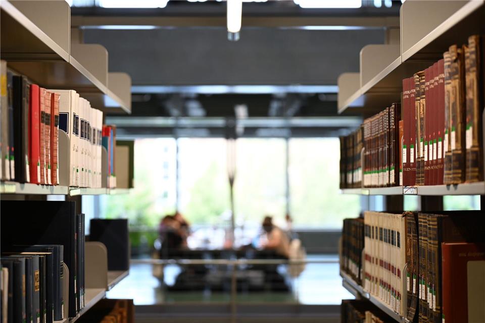 Bibliotheken sind in der Regel nur tagsüber geöffnet. (Archivbild)Alicia Windzio/dpa
