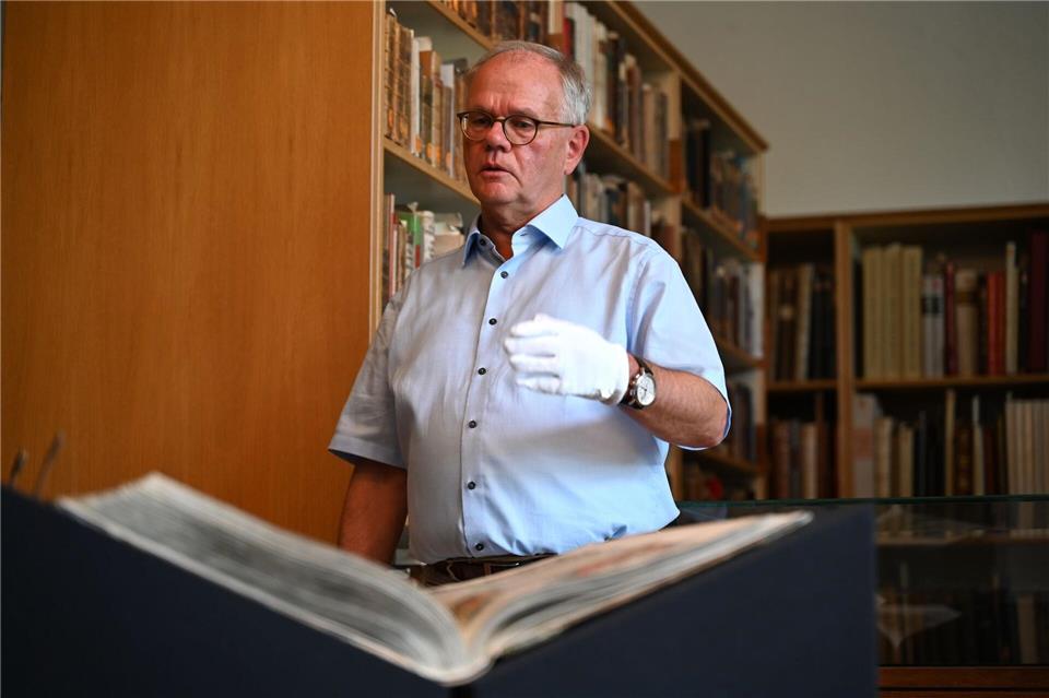 Bibliotheksleiter Helmut Hilz stellt das millionste Buch vor. Florian Diettrich/dpa