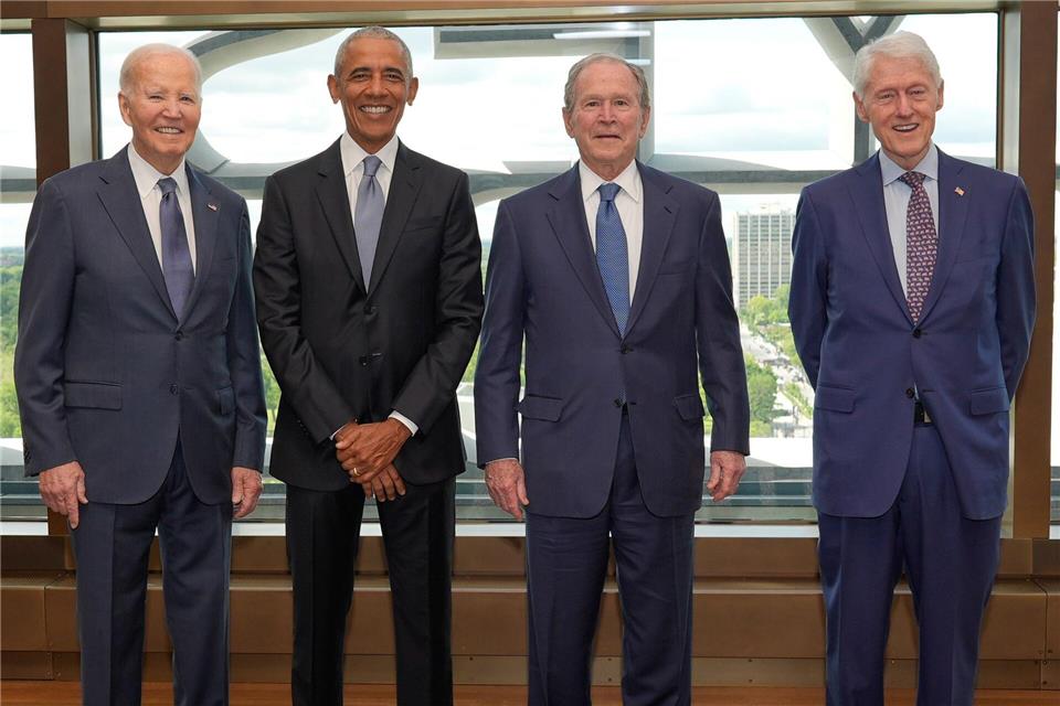 Biden, Obama, Bush und Clinton – nur ein noch lebender US-Präsident fehlt. (Archivbild)Pablo Martinez Monsivais/AP Pool/dpa
