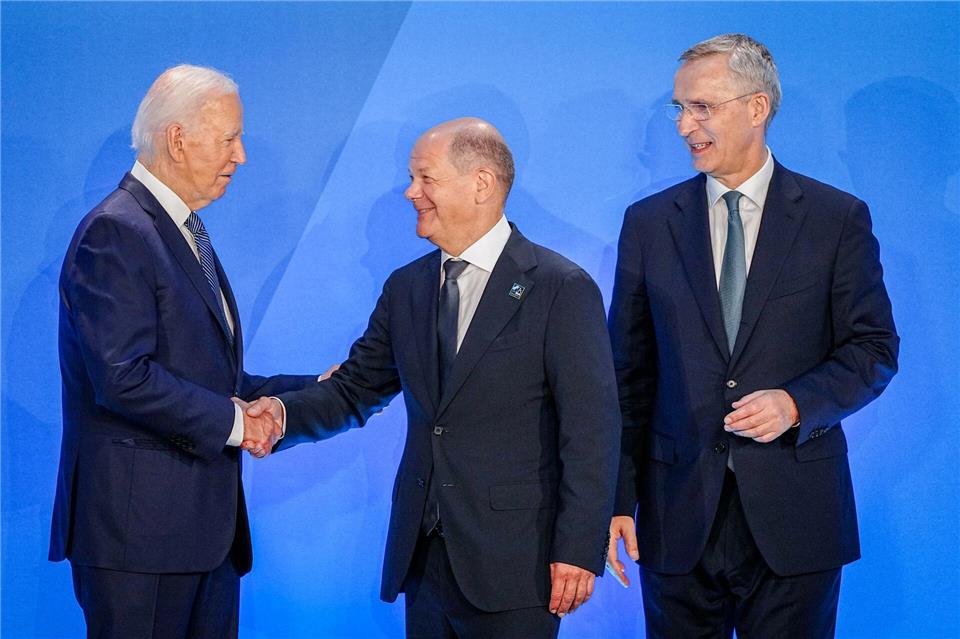 Biden (l) und Scholz (M) sprachen 2024 am Rande des Nato-Gipfels in Washington über die geplante Stationierung - hier mit dem damaligen Nato-Chef Stoltenberg (r). (Archivbild)Kay Nietfeld/dpa