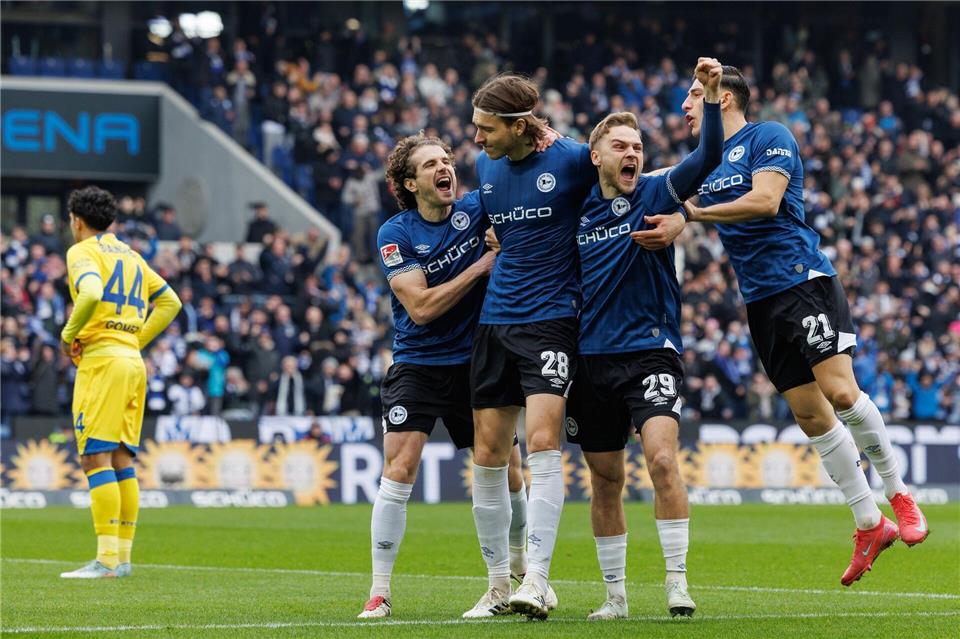 Bielefeld jubelt über den Treffer zum 1:0. Friso Gentsch/dpa