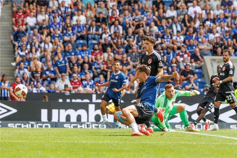 Bielefelds Dreierpacker Joel Grodowski (vorne) schiebt den Ball zum 1:0 über die Torlinie.Friso Gentsch/dpa