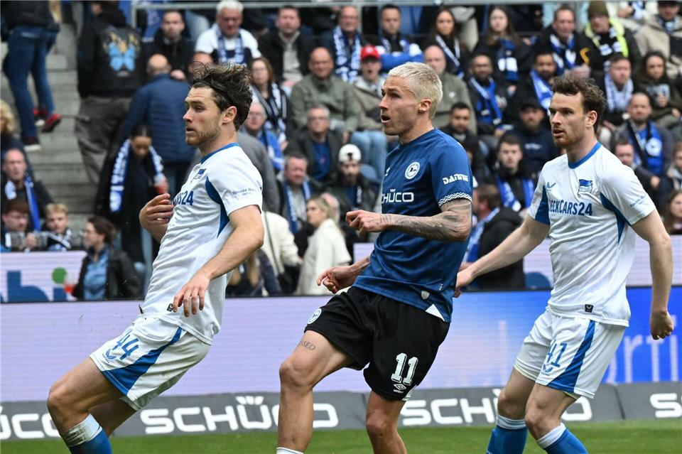 Bielefelds Joel Grodowski (M) drehte mit einem Doppelschlag das Spiel gegen Hertha.Carmen Jaspersen/dpa