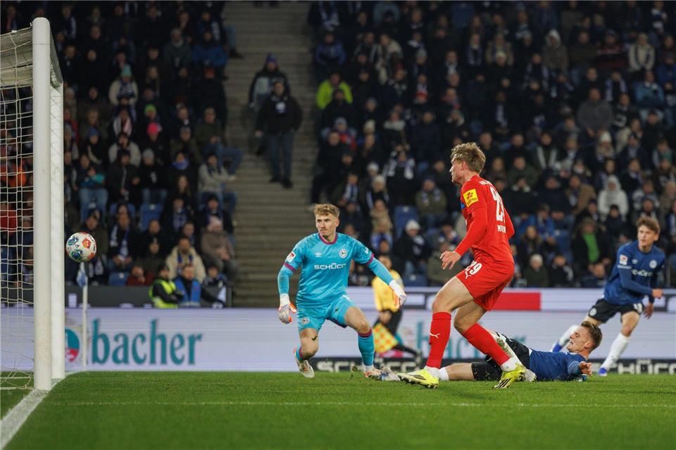 Bielefelds Leon Schneider grätscht den Ball zum 0:1 ins eigene Tor. Friso Gentsch/dpa