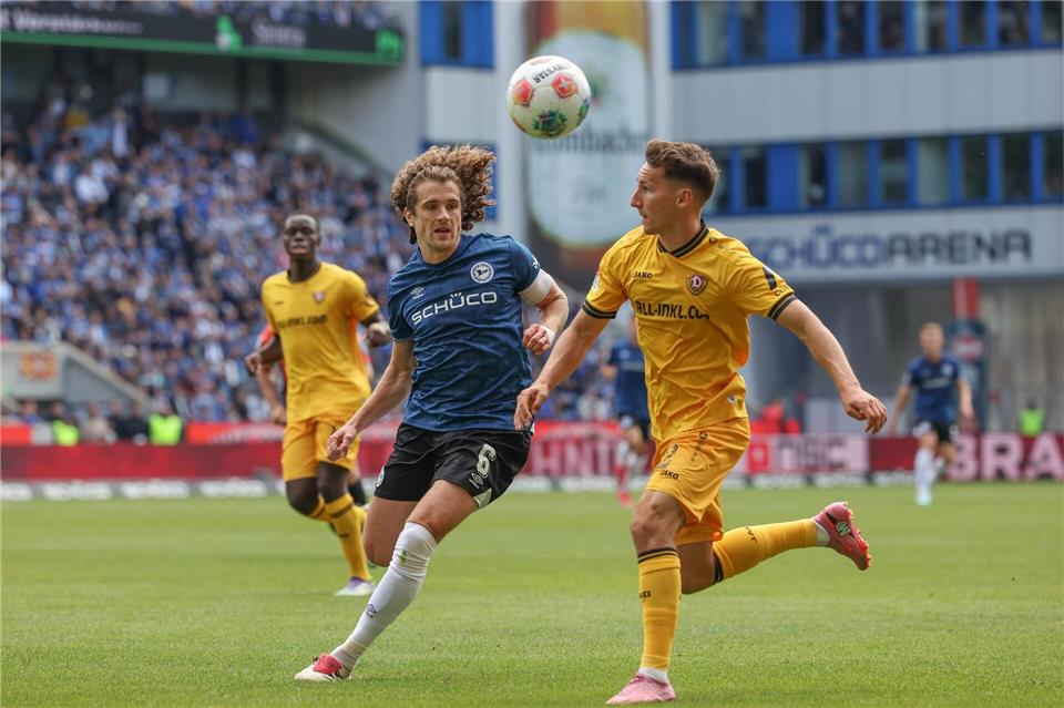Bielefelds Mael Corboz im Zweikampf mit Konrad Faber.Friso Gentsch/dpa