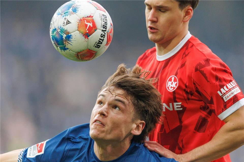 Bielefelds Maximilian Großer im Kopfballduell mit Florian Kleinhansl.Friso Gentsch/dpa