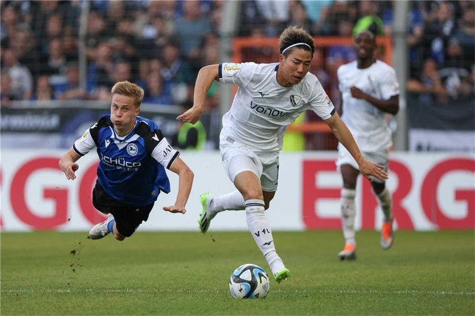 Bielefelds Sam Schreck (l) im Kampf um den Ball mit Bochums Takuma Asano (r).