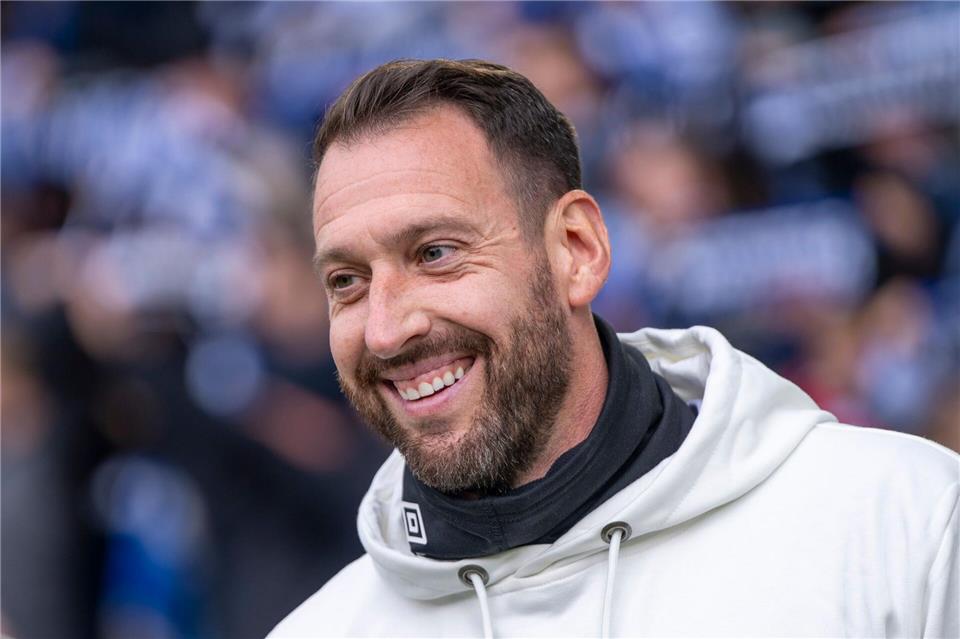 Bielefelds Trainer Mitch Kniat freut sich über das Ende der Niederlagenserie.David Inderlied/dpa