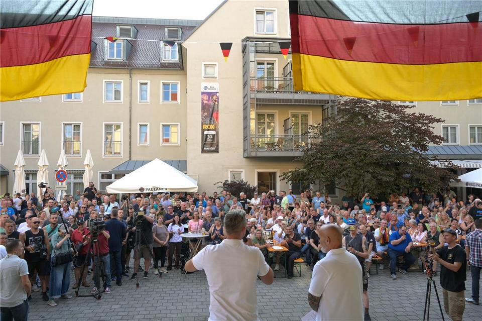 Bier, Bratwürste, Musik: Die AfD macht im Wahlkampf Bürgerdialoge mit Volksfestcharakter. Heiko Rebsch/dpa