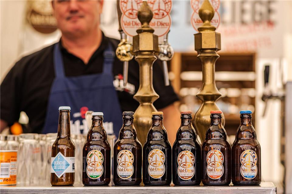 Brüssel in drei Tagen: Pralinen, Bier und Politik  Bier ist auch in Belgien Kulturgut - die Auswahl ist groß, so wie in dieser Bar am Grand Place.Jean-Paul Remy/visit.brussels/dpa-tmn