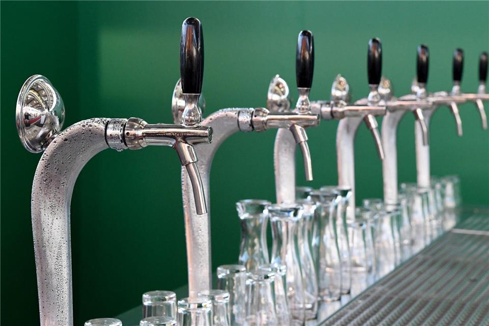 Bier verkauft sich nicht mehr so selbstverständlich wie früher. In der Folge schließen immer mehr Brauereien. (Illustration)Carsten Rehder/dpa