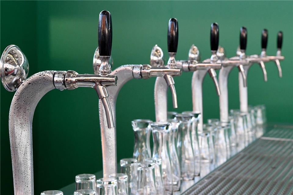 Bier verkauft sich nicht mehr so selbstverständlich wie früher. In der Folge schließen immer mehr Brauereien. (Symbolbild)Carsten Rehder/dpa