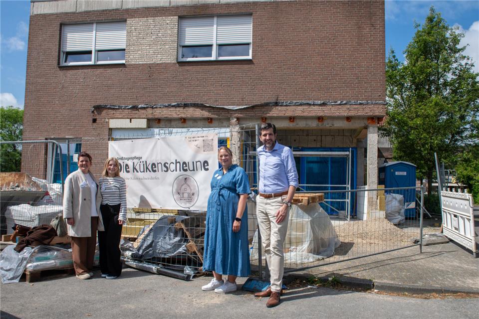 Bieten in der Kükenscheune bald Kinderbetreuung an (v.l.): Leonie Nöding, Kim Schlüter, Christina Löw. Bürgermeister Dr. Patrick Voßkamp ist froh über das neue Angebot in der Gemeinde.