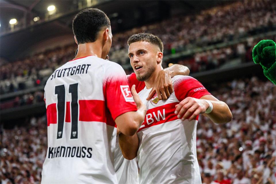 Bilal El Khannouss (l) und Ermedin Demirovic (r) jubeln über den Heimsieg des VfB Stuttgart.Tom Weller/dpa
