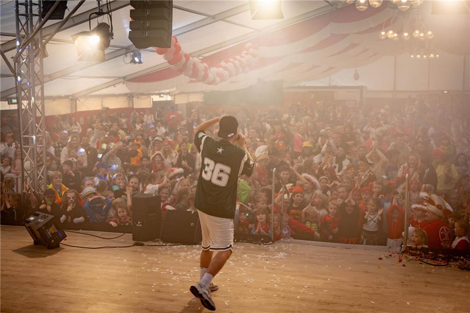 Beim Kinderkarneval in Raesfeld tobte das Zelt 