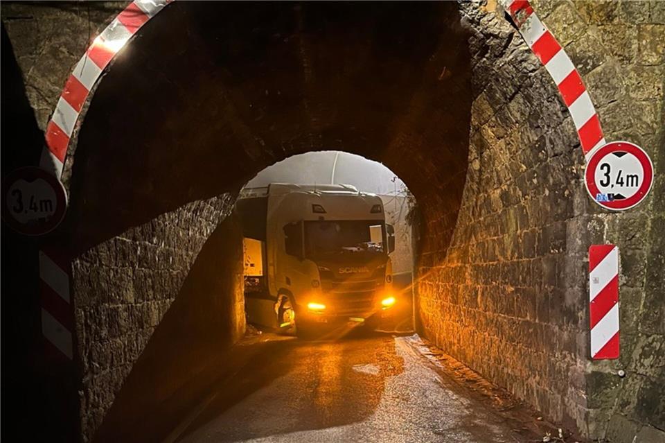 Lkw fährt sich in Unterführung zwischen Klein Reken und Bahnhof Reken fest 