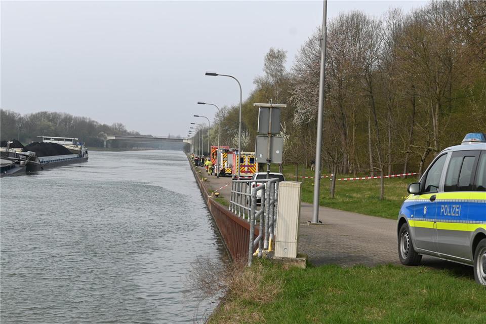 Leblose Person im Wesel-Datteln-Kanal in Dorsten