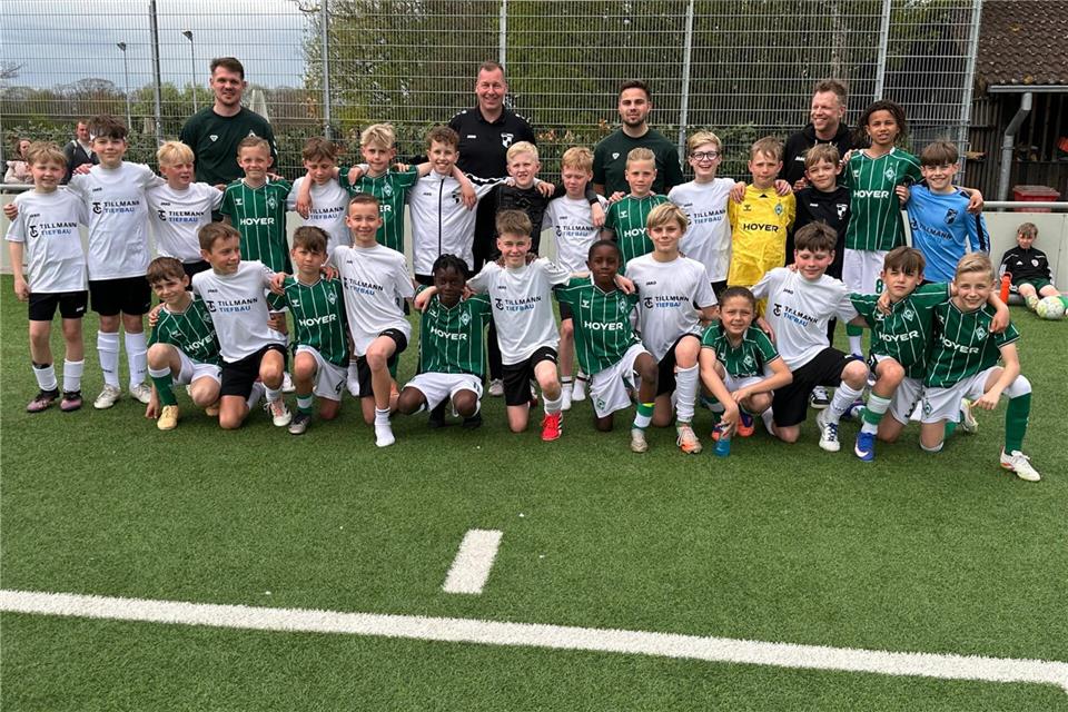 Die Heidener E-Jugendlichen (weiße Trikots, hier vor dem Spiel gegen Werder Bremen)  durften ein paar Erfolgserlebnisse feiern, die sie so schnell nicht vergessen werden.