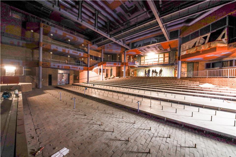 Blick in den jetzt leeren Saal des Stadttheaters in Bocholt: Die denkmalgeschützte Bestuhlung ist ausgebaut worden, um sie zu aufarbeiten zu lassen.