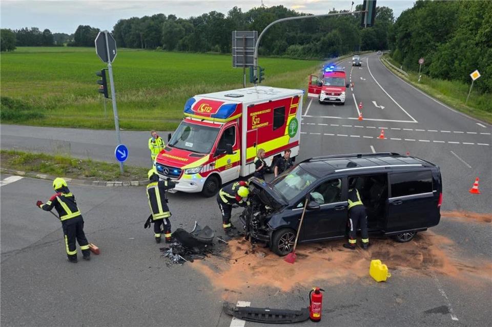 Zwei Fahrzeuge kollidieren in Heiden an Bahnhofstraße 