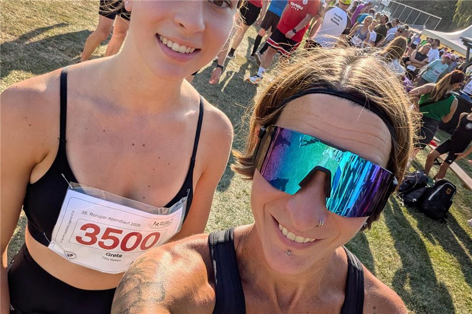 Starker Auftritt in Rorup: Greta Sicking (links) gewann bei ihrer Halbmarathon-Premiere ihre Altersklasse, Stefanie Sicking schaffte es in der Gesamtwertung der Frauen auf Rang vier.