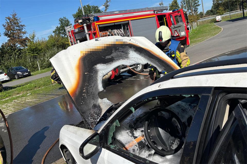 Fahrzeug fängt an Borkener Pendlerparkplatz Feuer 
