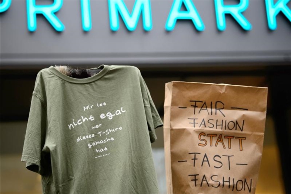 Stuttgarter protestieren gegen Eröffnung von Primark-Filiale 