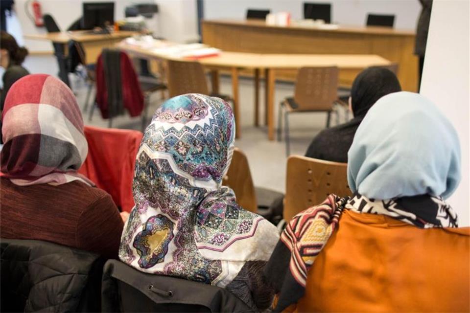 Lehrerin mit Kopftuch? Urteil zu Religionsfreiheit erwartet Lehrerin mit Kopftuch? Urteil zu Religionsfreiheit erwartet