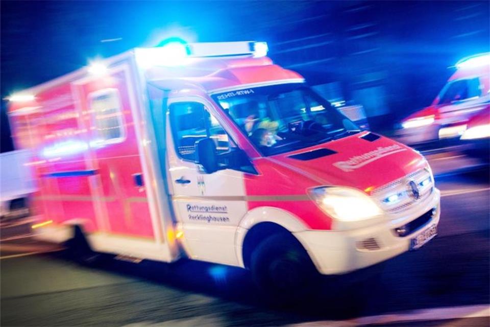 Auto fällt in drei Meter tiefes Loch in Baustelle 